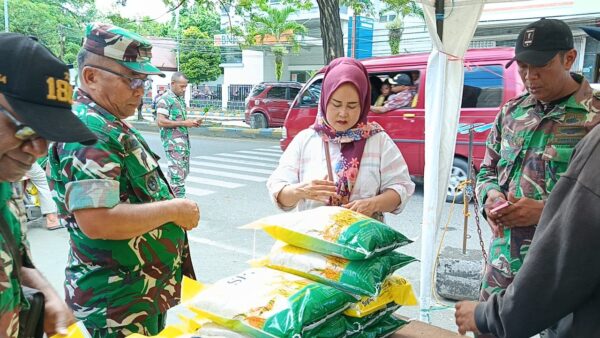 Gerakan Pangan Murah Kodim 1801/Manokwari, Hadirkan Kebersamaan untuk Masyarakat di HUT TNI