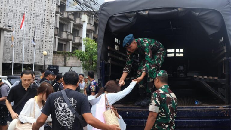 Lanud I Gusti Ngurah Rai Evakuasi Korban Terdampak Banjir di By Pass Ngurah Rai Bali