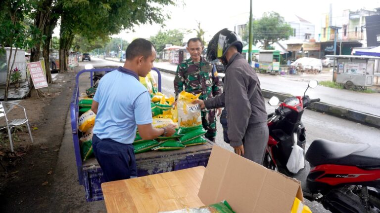 Lanud Sjamsudin Noor Salurkan Beras SPHP dengan Harga Murah