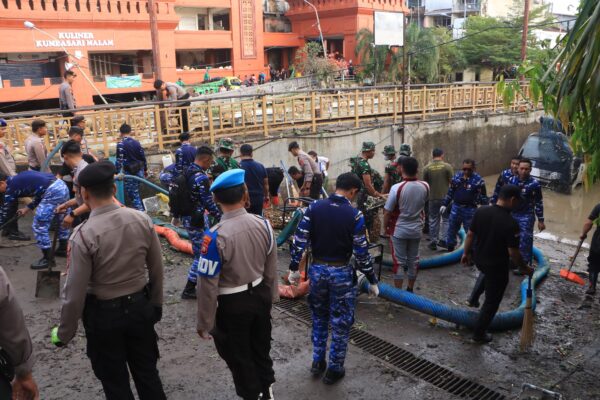 Lanud I Gusti Ngurah Rai Kerahkan Personel Bersihkan Pasar Badung Pascabanjir