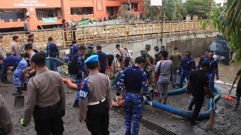 Lanud I Gusti Ngurah Rai Kerahkan Personel Bersihkan Pasar Badung Pascabanjir