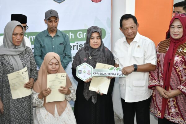 Pemerintah Serahkan Bantuan Rumah ke Korban Unjuk Rasa Makassar, Mendagri: Bentuk Kepedulian Negara