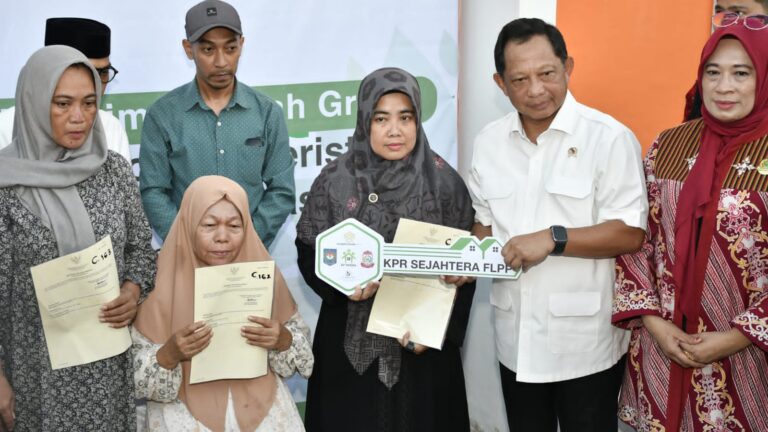 Pemerintah Serahkan Bantuan Rumah ke Korban Unjuk Rasa Makassar, Mendagri: Bentuk Kepedulian Negara