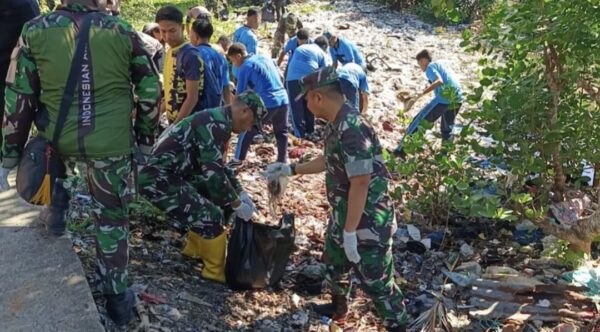 20 Kubik Sampah Plastik Diangkut dari Teluk Sawaibu, Wujud Kemanunggalan TNI dan Rakyat dalam Karya Bhakti HUT ke-80 TNI