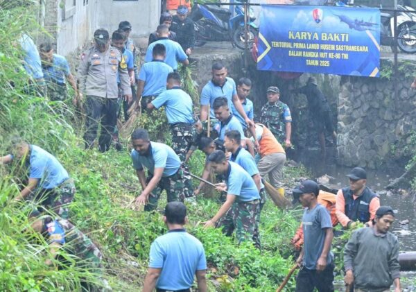 Lanud Husein Sastranegara Bersihkan Sungai Cilimus Jelang HUT Ke-80 TNI