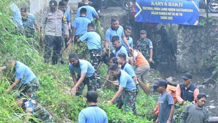 Lanud Husein Sastranegara Bersihkan Sungai Cilimus Jelang HUT Ke-80 TNI