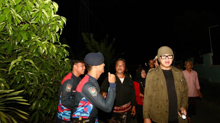 Tinjau Siskamling di Lombok Tengah, Wamendagri Gaungkan Semangat Gerakan Warga Jaga Warga