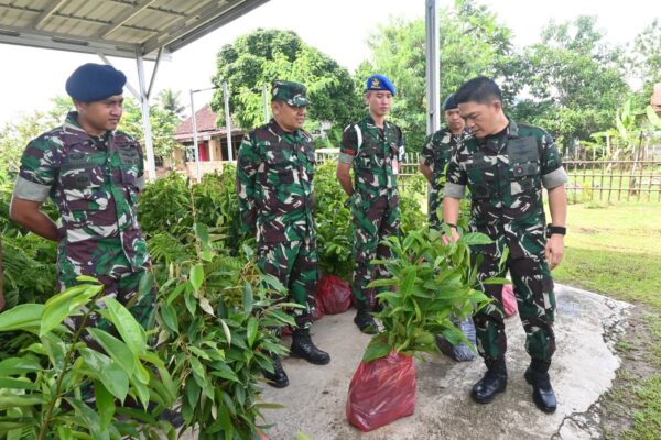 Peduli Lingkungan, Komandan Lanud SMH Bagikan 11.500 Bibit Pohon untuk Penghijauan
