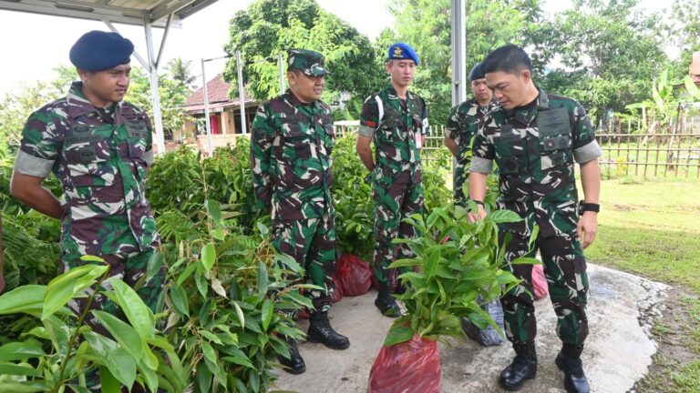 Peduli Lingkungan, Komandan Lanud SMH Bagikan 11.500 Bibit Pohon untuk Penghijauan