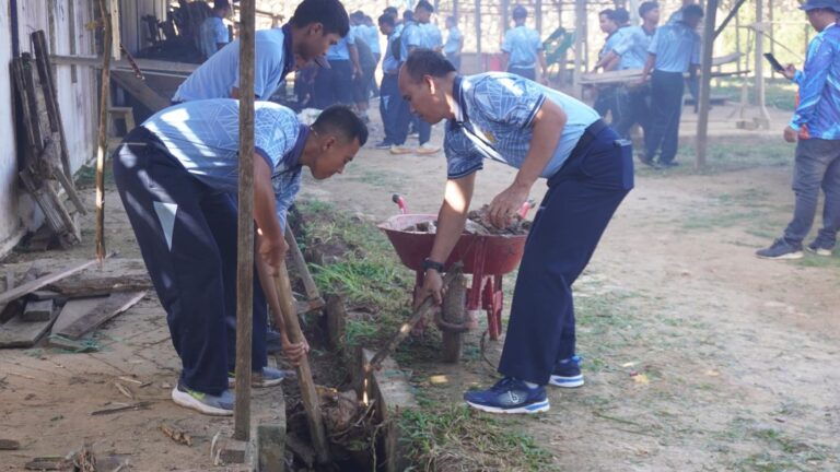 Lanud Haluoleo Gelar Aksi Bersih Pasar Ambaipua Sambut HUT ke-80 TNI