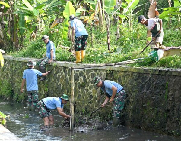Aksi Bersih-Bersih Lanud Wiriadinata Bersihkan Bantaran Sungai Cimulu
