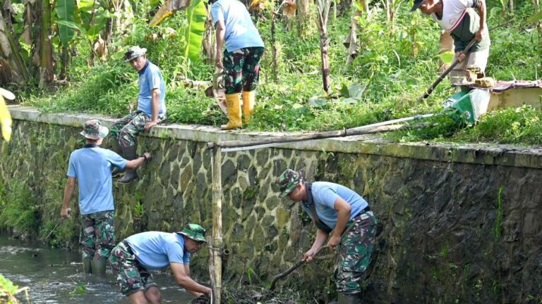 Aksi Bersih-Bersih Lanud Wiriadinata Bersihkan Bantaran Sungai Cimulu