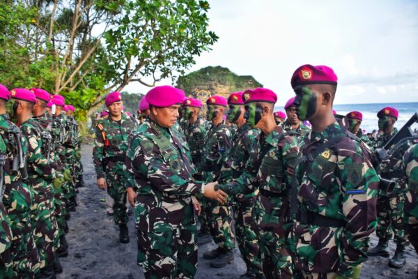 Ditempa Pendidikan Paling Berat – 527 Prajurit Muda Disematkan Baret oleh Panglima Korps Marinir