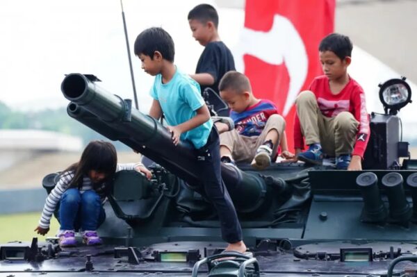 TNI Fair 2025: Monas Meriah Jadi Ajang Pesta Rakyat, Anak-Anak Antusias Naik Panser TNI