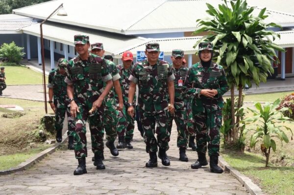 Komandan Lanud Adi Soemarmo Dampingi Kunjungan Komandan Kodiklatau