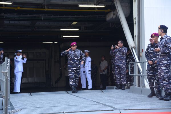 Pangkormar Hadiri Geladi Kotor I Upacara Penganuerahaan Tanda Kehormatan dan Sailing Pass HUT ke-80 TNI