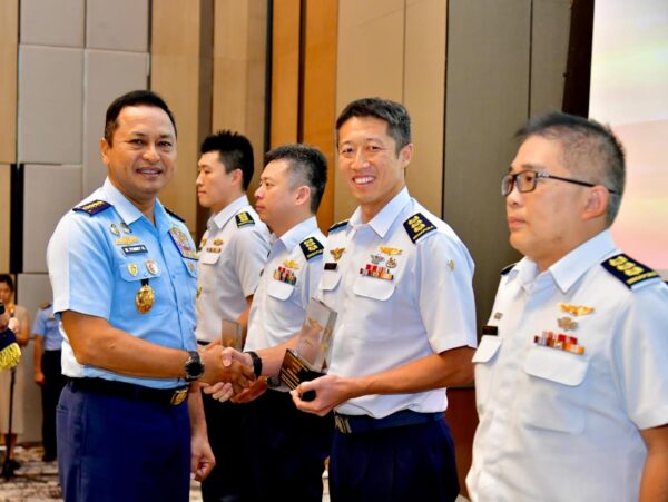 TNI AU – RSAF Pererat Hubungan Kerja Sama Melalui Honorary Wing Exchange