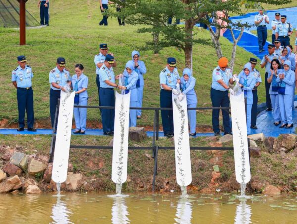 Komitmen Dukung Ketahanan Pangan, KASAU Tebar 4.500 Benih Ikan di Lanud Hang Nadim