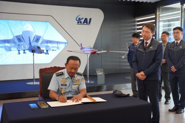 Wakasau Pimpin Commander Inspection Pengadaan Enam Unit Pesawat T-50i di Korean Aerospace Industries (KAI)