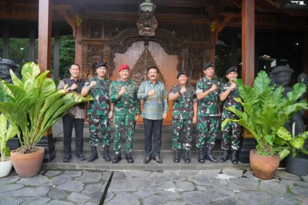Pangkopassus Anjangsana ke Mantan Panglima TNI Marsekal TNI (Purn) Hadi Tjahjanto