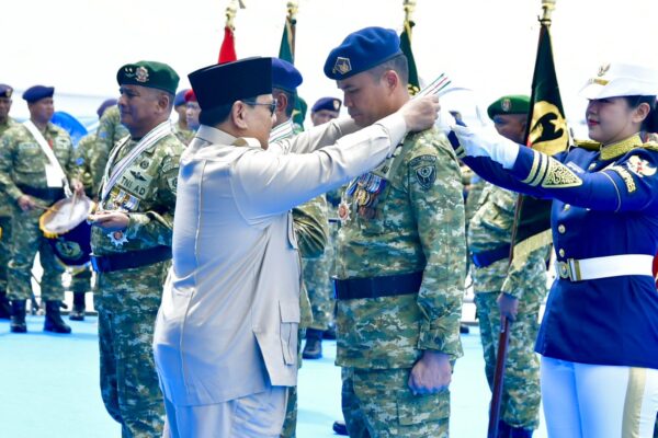 Wadankodiklatau Terima Tanda Kehormatan Bintang Yudha Dharma Pratama dari Presiden RI