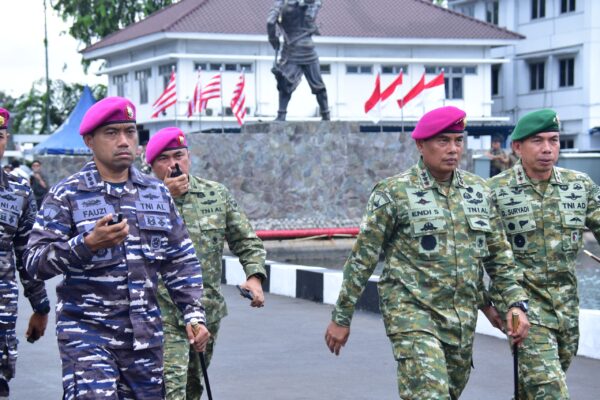 Pangkormar Ikuti Upacara Puncak Penganugerahan Tanda Kehormatan dan Sailing Pass HUT ke-80 TNI