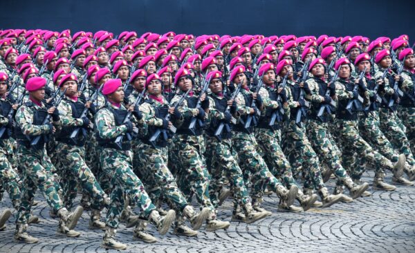 Aksi Prajurit Korps Marinir Warnai Kemeriahan Upacara HUT ke-80 TNI di Monas, Pangkormar Turut Hadir Meninjau