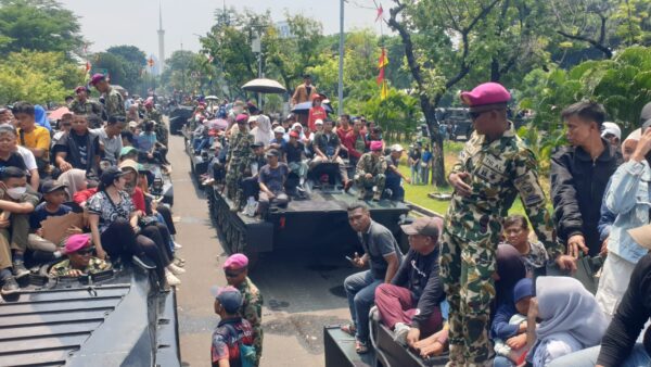 Ranpur Marinir Jadi Daya Tarik Masyarakat di HUT ke-80 TNI di Monas