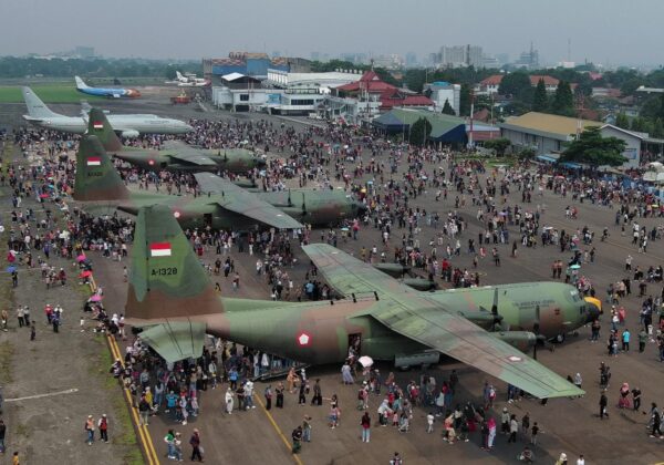 Ribuan Warga Bandung Padati Open Base Lanud Husein Sastranegara