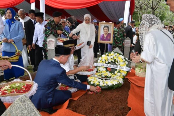 Wapres Gibran Pimpin Upacara Pemakaman Ibu Karlinah Umar Wirahadikusumah di TMP Kalibata