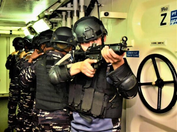 TNI AL Mengasah Taktik Penyerbuan Kapal (VBSS) di Selat Malaka dalam Latihan Bersama Samudera Shakti