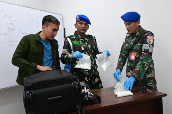 Personel Lanud RSN dan Avsec Bandara Internasional SSK II Pekanbaru Gagalkan Penyelundupan 1 Kg Sabu