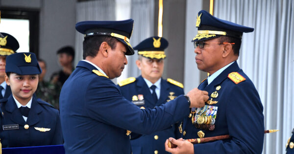 Enam Pati TNI AU Terima Bintang Swa Bhuana Paksa Pratama