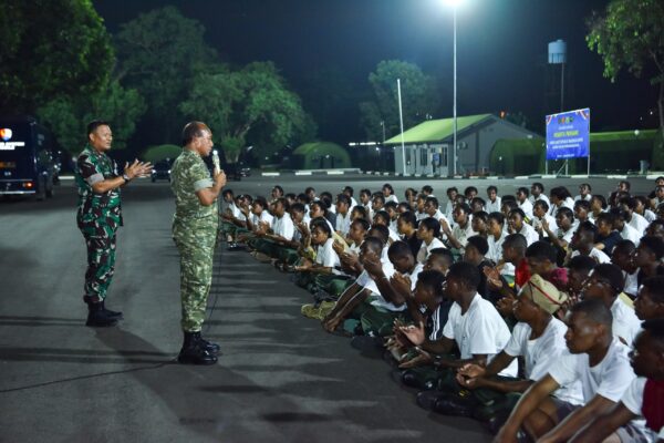 Danlanud Halim Perdanakusuma Dampingi Kabacadnas Kemhan Beri Pengarahan kepada Kadet KKRI Papua
