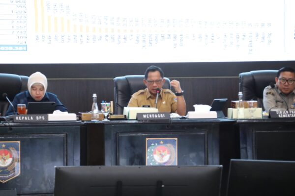 Mendagri Tito Minta Pemda Kendalikan Harga Pangan Utama Penyebab Inflasi