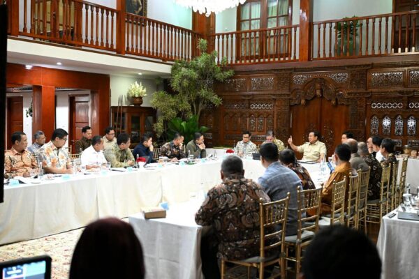 Minggu Malam Presiden Prabowo Pimpin Pertemuan Bahas Isu Strategis Sektor Keuangan