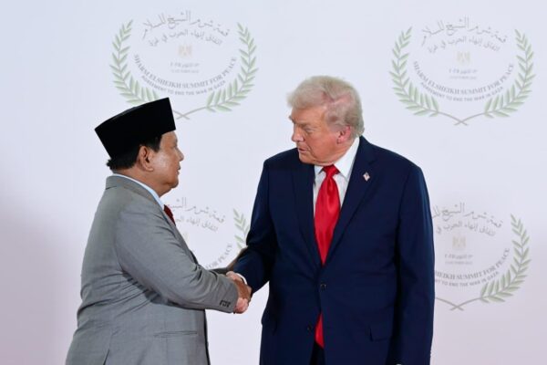 Momen Jabat Tangan dan Pujian Presiden Trump kepada Presiden Prabowo