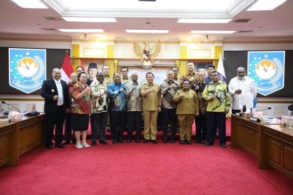 Percepat Pembangunan Papua, Mendagri Tekankan Pentingnya Sinkronisasi Program Pusat dan Daerah