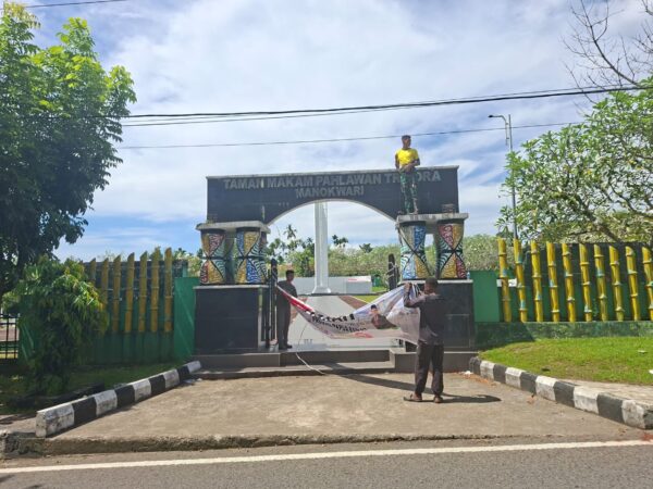 Bangun Semangat Kebangsaan: Zidam XVIII/Kasuari Gelar Karya Bakti Pengecatan Tugu dan Pagar TMP Trikora Manokwari