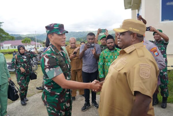 Pangdam XVIII/Kasuari Kunjungi Kabupaten Tambrauw, Perkuat Sinergi dan Tanamkan Semangat “Rakyat Satu Hati Bangun Negeri
