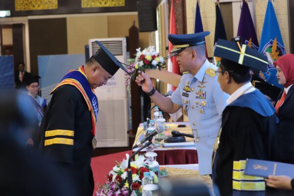 Irjenau Mewisuda 896 Lulusan Universitas Dirgantara Marsekal Suryadarma 2025