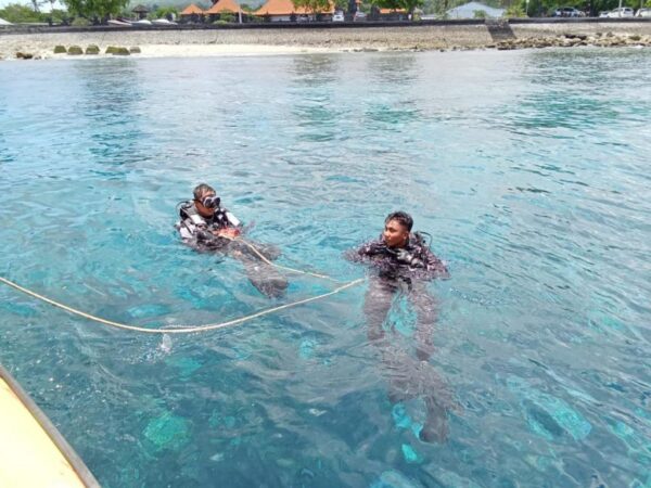 Aksi Sigap TNI AL Terjun dalam Pencarian Korban Tenggelam di Perairan Kutampi Nusa Penida