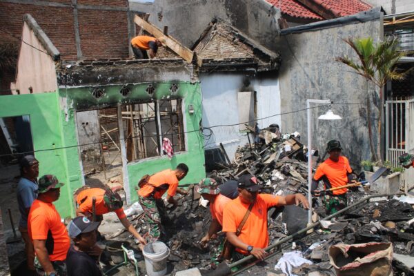 Prajurit Yon Parako 464 Korpasgat Bantu Warga Bersihkan Puing Pascakebakaran
