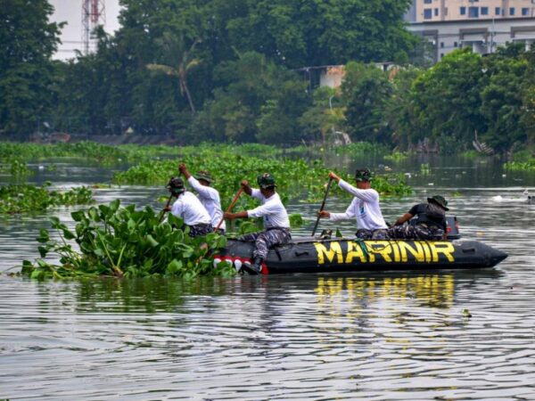 Dukung HUT ke-80 Jawa Timur dan World Clean Up Day 2025, TNI AL Ikut Serta Bersihkan Sungai Brantas di Surabaya