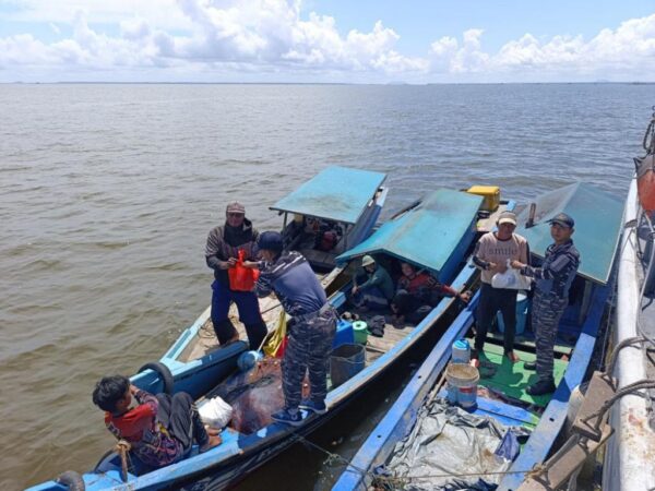 TNI AL Salurkan Bantuan Langsung Kepada Nelayan di Perairan Kalbar