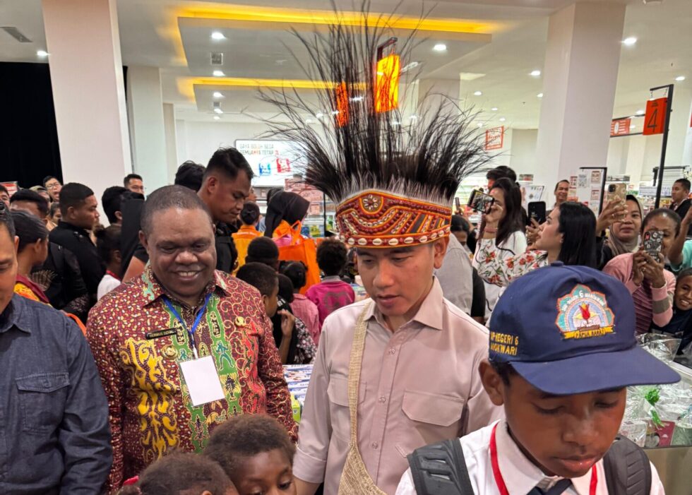 Berbagi Kebahagian, Wapres Ajak Anak Yatim di Manokwari Belanja Kebutuhan Sekolah