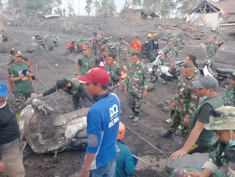 TNI Bergerak Cepat Tangani Dampak Erupsi Gunung Semeru