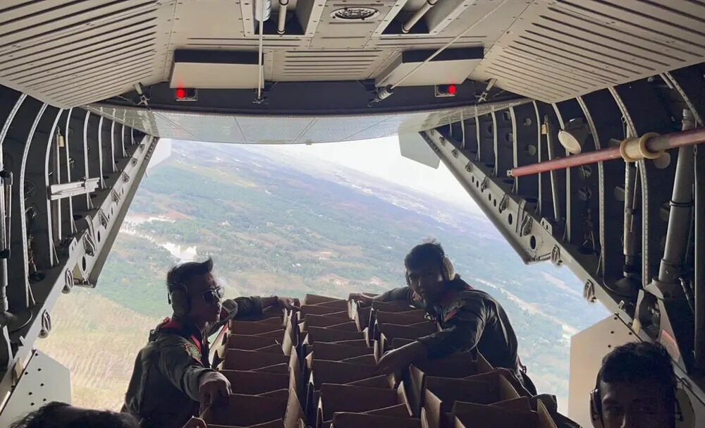 TNI Kembali Kirim Bantuan Dengan Metode Airdrop untuk Warga Terisolasi Akibat Banjir di Aceh Tamiang