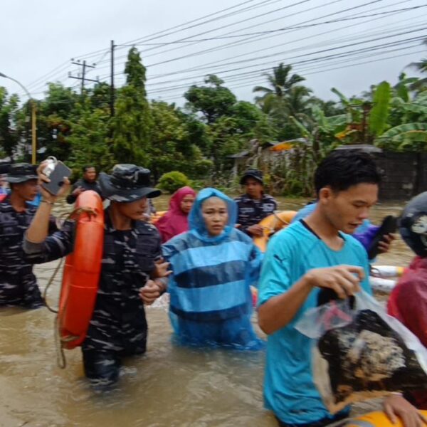 TNI AL Evakuasi Masyarakat Terdapak Bencana Banjir di Tapteng