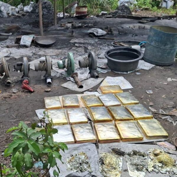 TNI AL Yang Tergabung daa Satgas Halilintar Aankan Ratusan Kg Tiah Batangan di Air Anyir